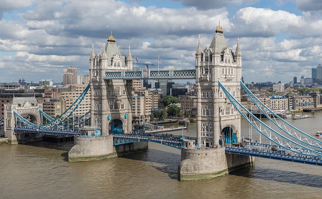 Turisté ze 48 zemí, kteří navštíví Spojené království, musí před odjezdem podat žádost a zaplatit poplatek.