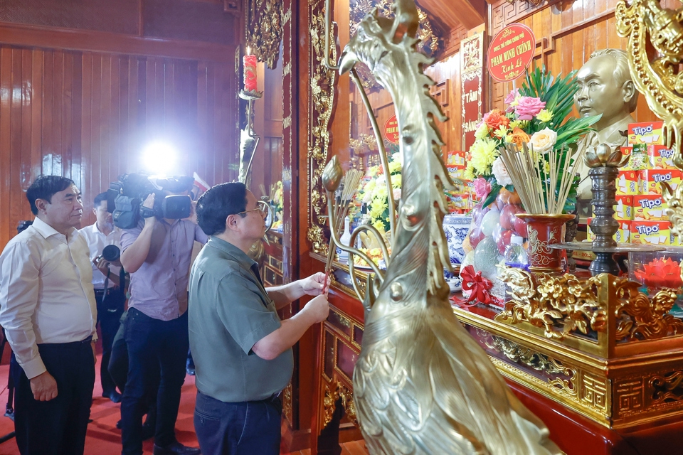 นายกรัฐมนตรี Pham Minh Chinh ถวายธูปเทียนเพื่อรำลึกและเชิดชูจิตวิญญาณวีรกรรมของนายพล Vo เหงียน เจียป