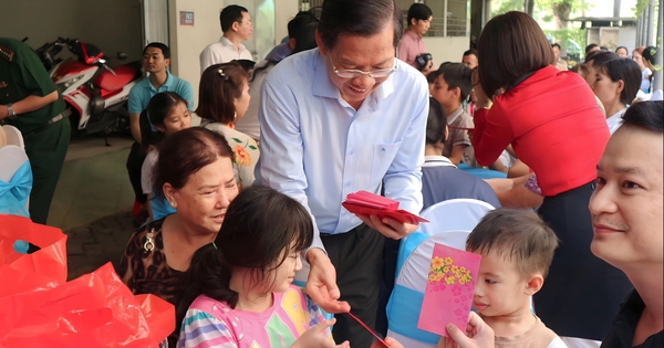 El presidente Phan Van Mai visita a trabajadores que están lejos de casa y celebran el Tet en la ciudad de Ho Chi Minh