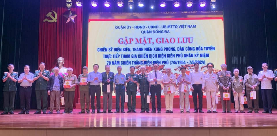 Chef du district de Dong Da, commandement de la capitale Ha Prendre des photos souvenirs avec des soldats, des jeunes volontaires et des travailleurs de première ligne qui ont directement participé à la campagne de Dien Bien Phu