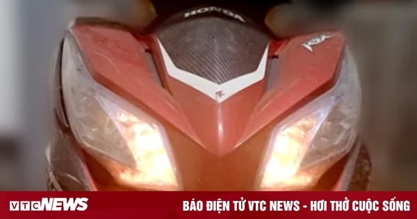 Do motorcyclists need to turn on their headlights in the rain and at night?