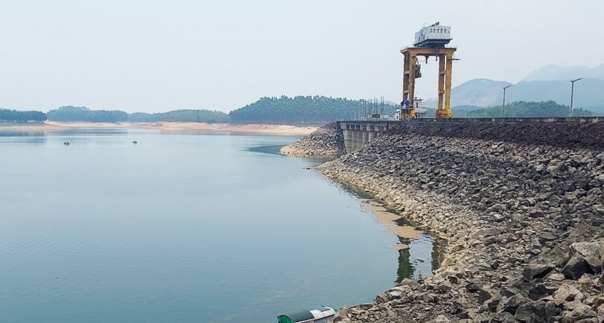 Drought causes hydroelectric power plants to run out of water, causing hourly power cuts in the North