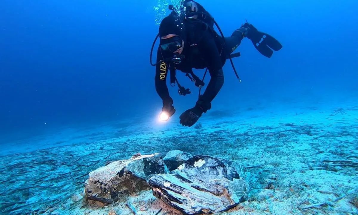 8 kg schwerer Obsidianblock, der mehr als 5.000 Jahre lang unter dem Meer versunken war