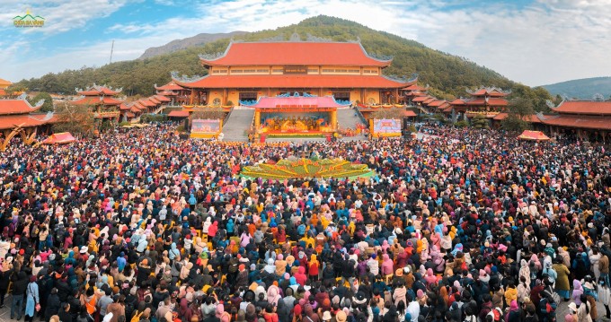 Más de 50.000 personas acudieron a la Pagoda Ba Vang en la mañana del octavo día del Tet de este año para celebrar la ceremonia de apertura. Foto: Pagoda Ba Vang