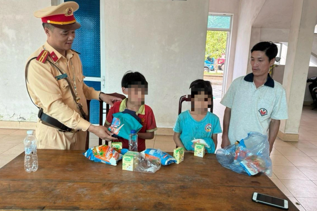 Bé gái 9 tuổi cùng anh trai đi lạc cách nhà 33km - 1