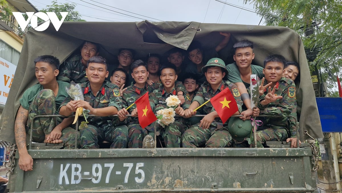 nguoi dan vung lu yen bai bin rin chia tay bo doi hinh anh 2