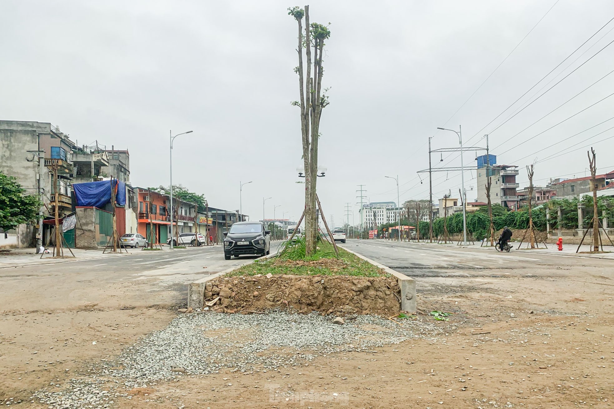 2つの地区を結ぶ2500億ドンの道路のクローズアップ。長年の建設を経て未だ完成していない。写真12