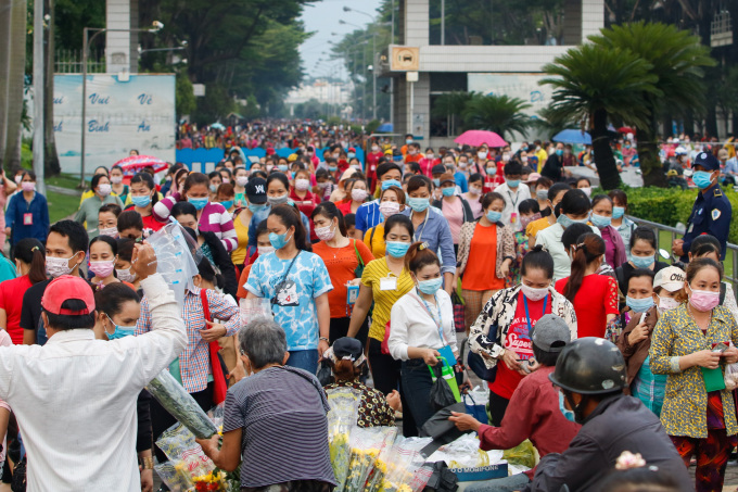 Arbeiter der Pou Yuen Company, Bezirk Binh Tan, nach der Arbeit, 2021. Foto: Quynh Tran