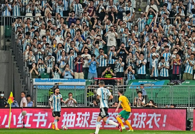 The situation where Chinese spectators looked intently at Messi when he received the ball. Photo: BR Football