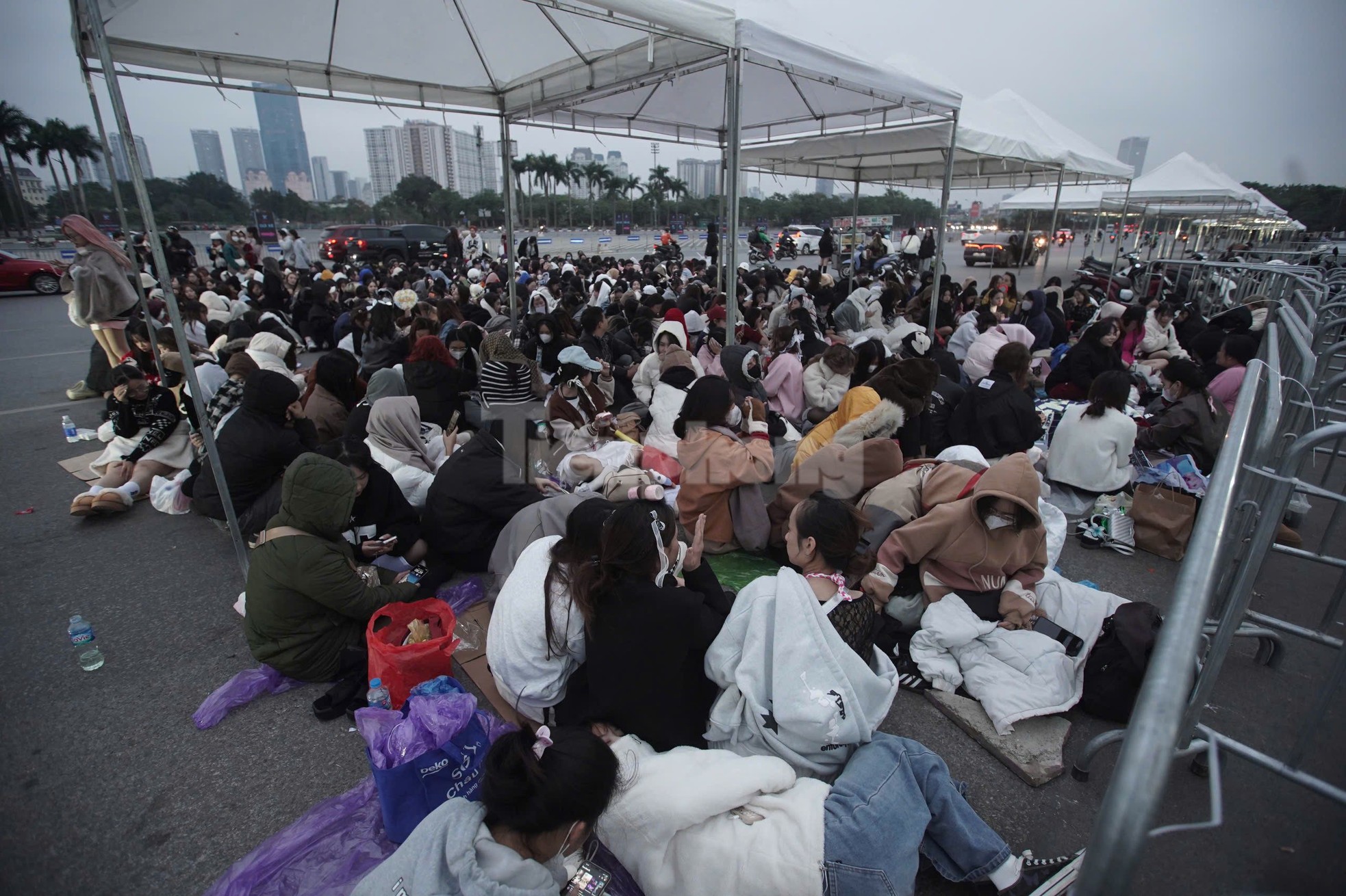 Long lines of spectators covered in scarves, sitting and sleeping right in front of My Dinh Stadium photo 24