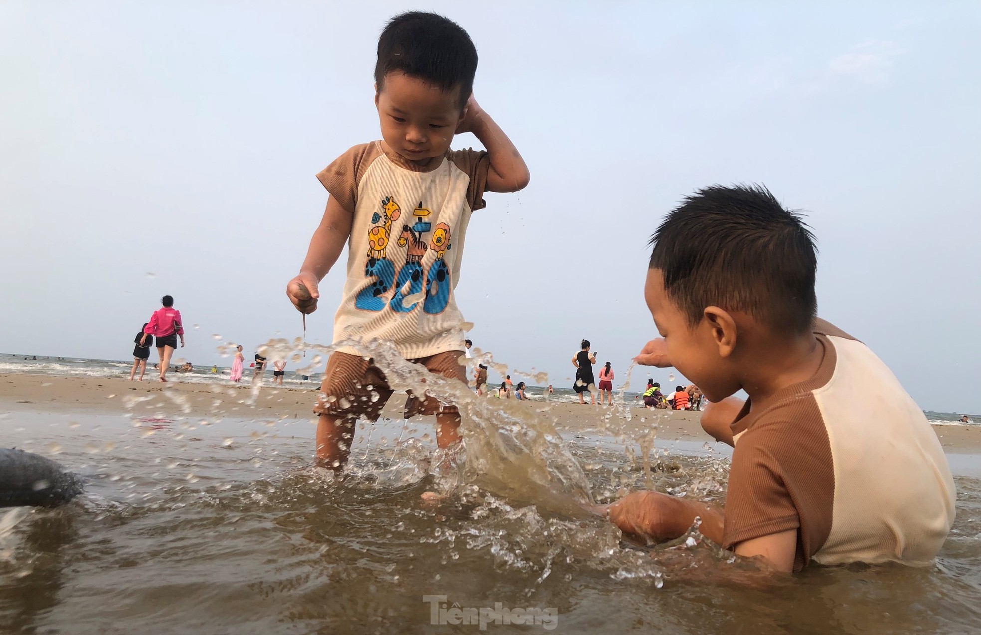 Les touristes viennent à la plage de Thien Cam pour se « rafraîchir » photo 5