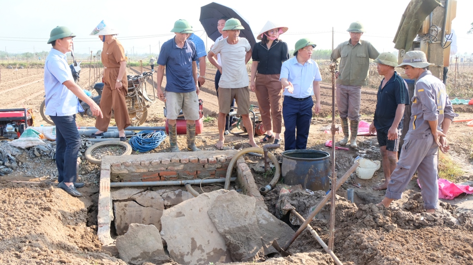 Das Bewässerungswasserversorgungssystem wurde von den Bauern in der Gemeinde Trang Viet aktiv repariert, um es in Betrieb zu nehmen.