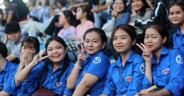 Le stade de l'Université de Nha Trang est rempli de fans, un miracle sans précédent