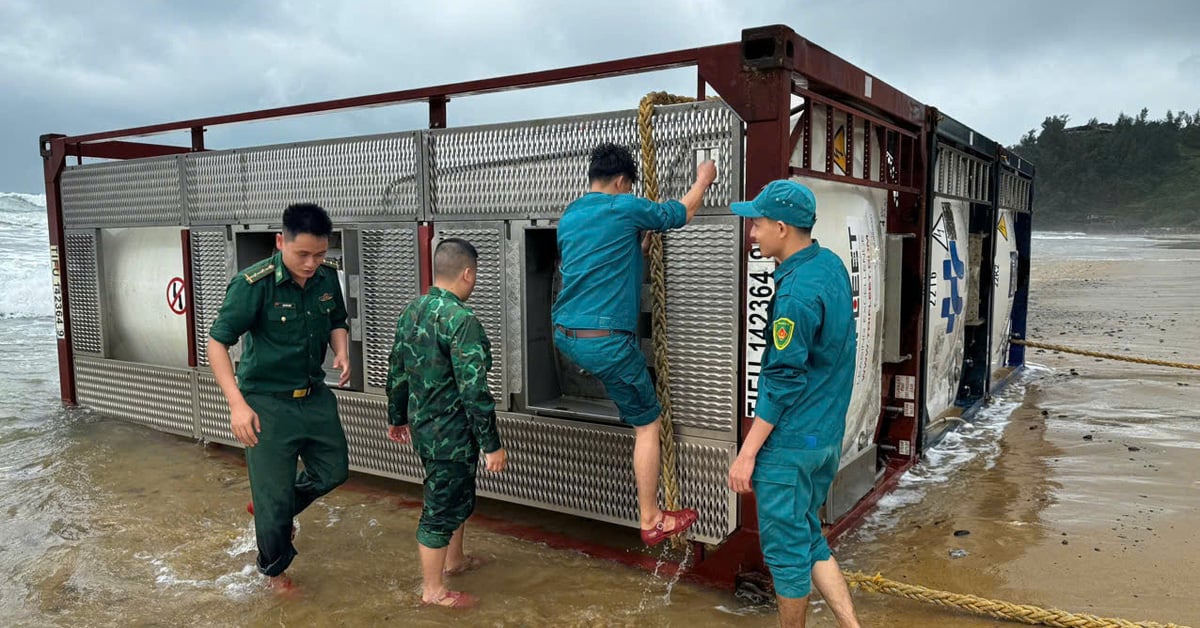 Công ty ở TP.HCM nhận là chủ ba bồn chứa dạt vào bờ biển Quảng Ngãi