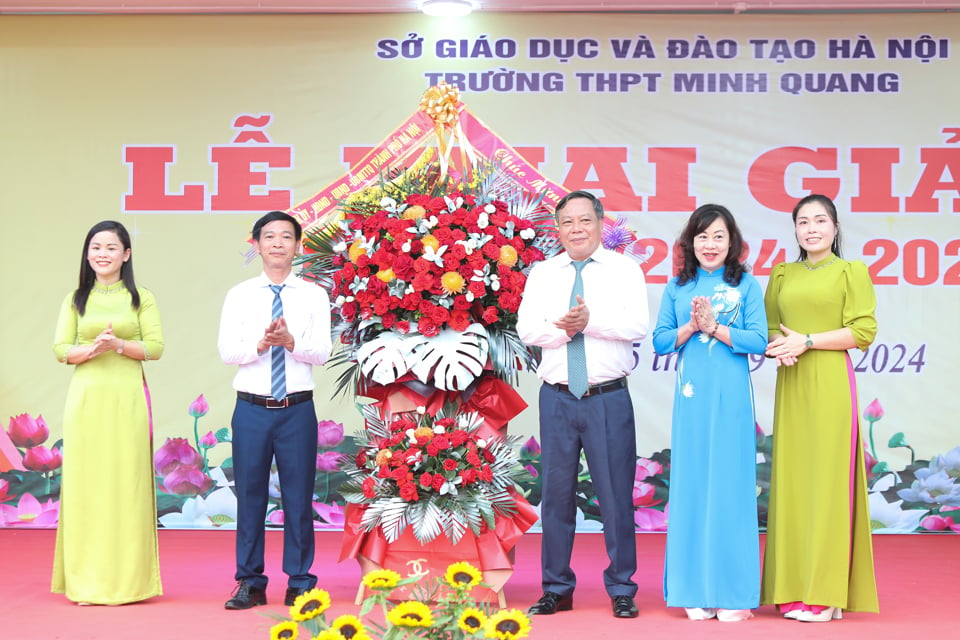 Phó Bí thư Thành ủy Hà Nội Nguyễn Văn Phong tặng hoa chúc mừng nhà trường.