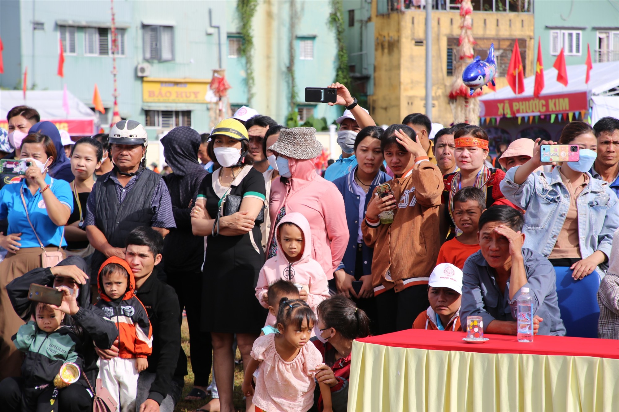 Locals and tourists brave the sun to watch the Bh'noong cultural festival. Photo: N.C.