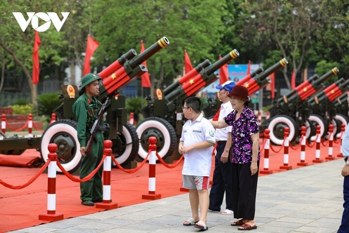 Primer plano de la formación de artillería ceremonial que participa en el 70º aniversario de la victoria de Dien Bien Phu - 11