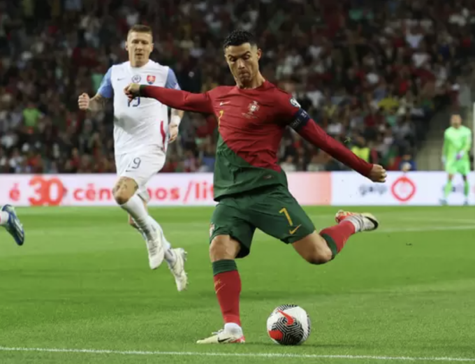 Ronaldo with a shot from outside the penalty area. Photo: Reuters