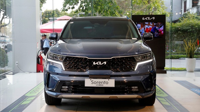 Kia Sorento reduces price to compete with Hyundai Santa Fe with big incentives