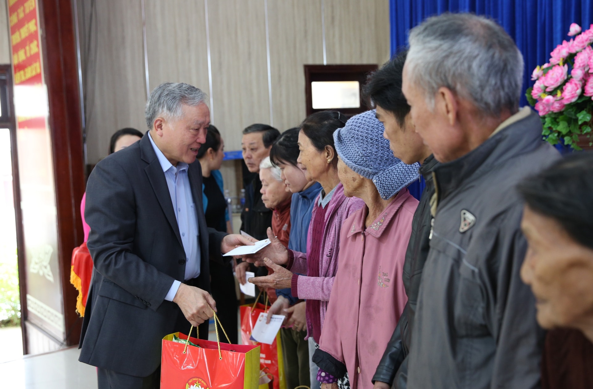 Phó Thủ tướng Thường trực Nguyễn Hòa Bình: Bảo đảm người người có Tết, nhà nhà có Tết- Ảnh 2.