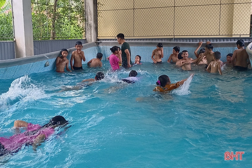 Clases de natación gratuitas y prácticas en Ha Tinh