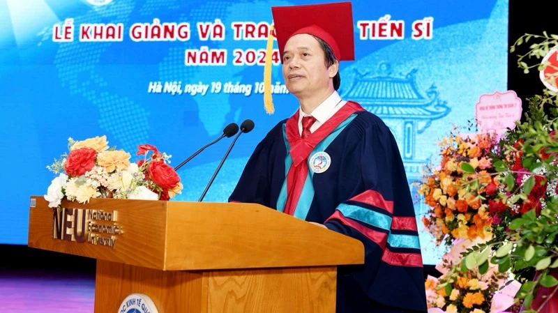 Trường Đại học Kinh tế Quốc dân trao bằng tiến sĩ cho 91 tân tiến sĩ