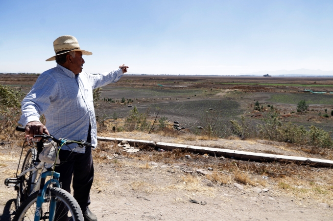 Người nông dân chỉ tay về phía phá Zumpango, khu vực đang hạn hán nghiêm trọng ở Thung lũng Mexico, ngày 21/2. Ảnh: Reuters