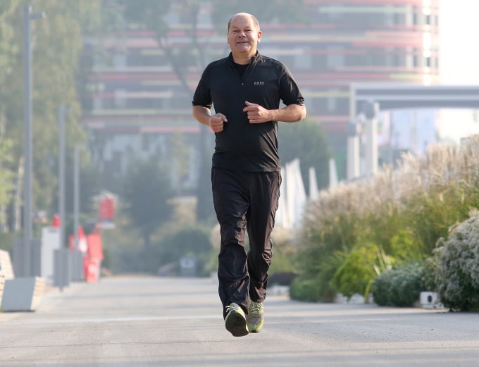 Olaf Scholz übt zügiges Gehen in Hamburg, Deutschland, August 2013. Foto: AFP