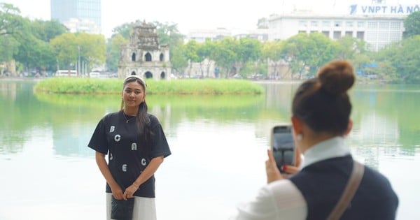 Touristen genießen den ersten kalten Wind der Saison in Hanoi