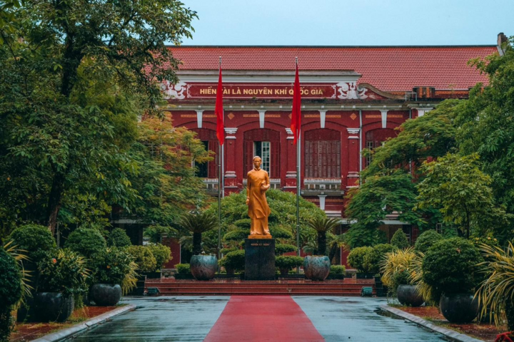 En plein milieu de l'école, la statue de Nguyen Tat Thanh est placée solennellement. (Photo : École)