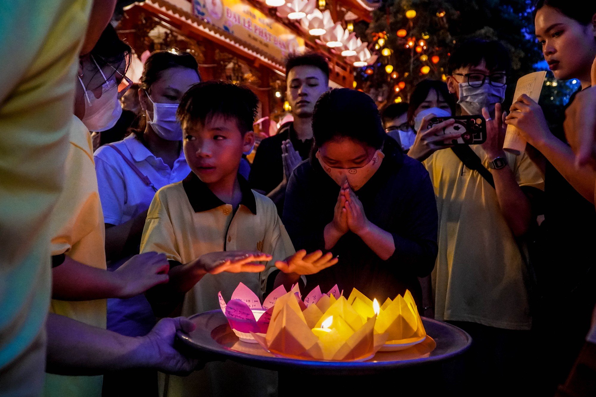TP HCM: Hàng ngàn người thả hoa đăng tại kênh Nhiêu Lộc - Ảnh 7.