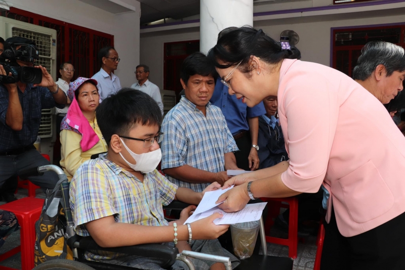 Ms. Tran Kim Yen, Chairwoman of the Vietnam Fatherland Front Committee of Ho Chi Minh City, presented gifts to a parishioner's household in difficult circumstances. (Photo: Vietnam Fatherland Front Committee of Ho Chi Minh City).