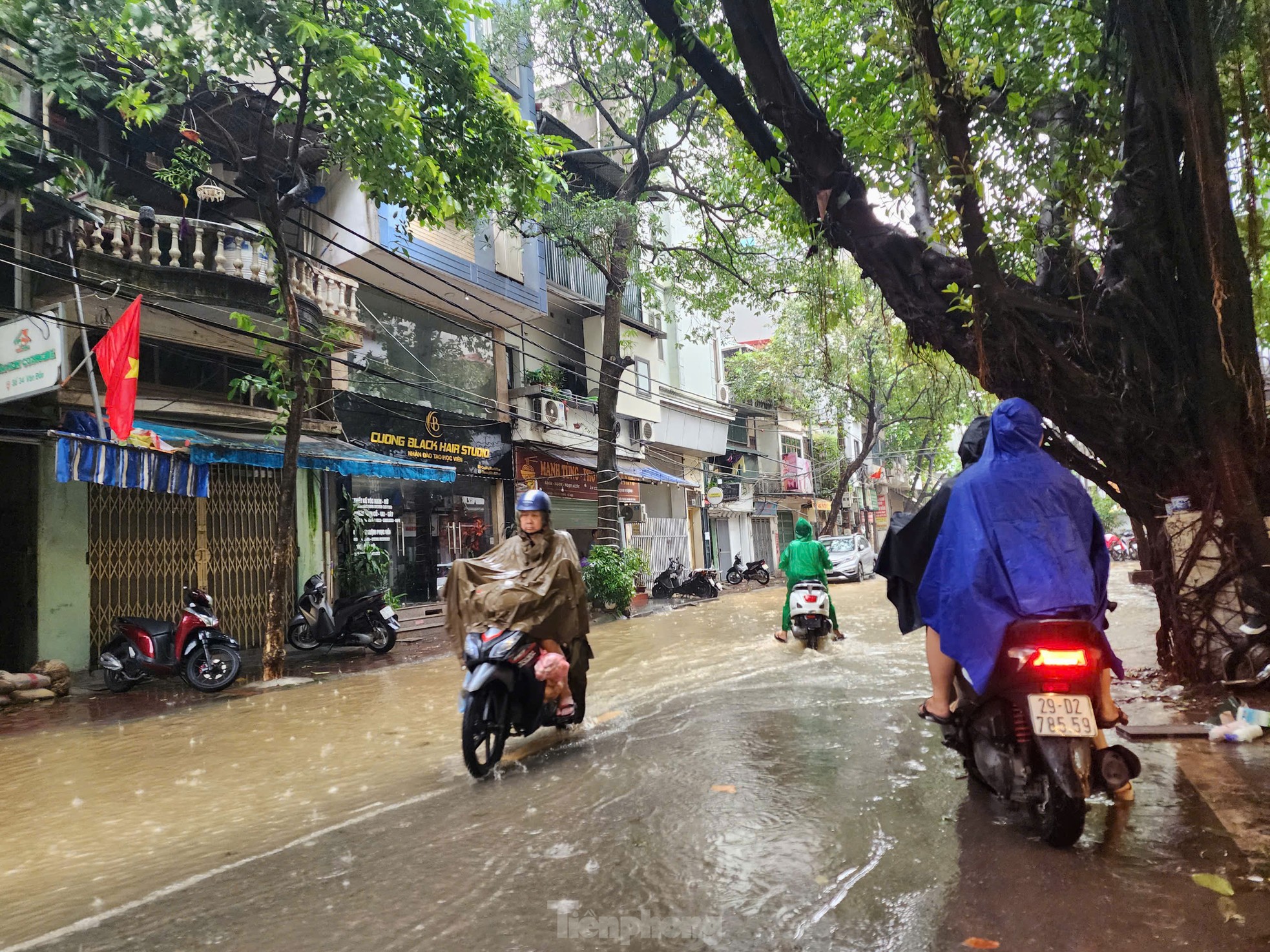 ហាណូយ៖ ដាច់ចរន្តអគ្គិសនី ទឹកជំនន់ជ្រៅ មនុស្សរាប់រយនាក់បានជម្លៀសខ្លួននៅខាងក្រៅទំនប់ទឹក រូបថត ១០