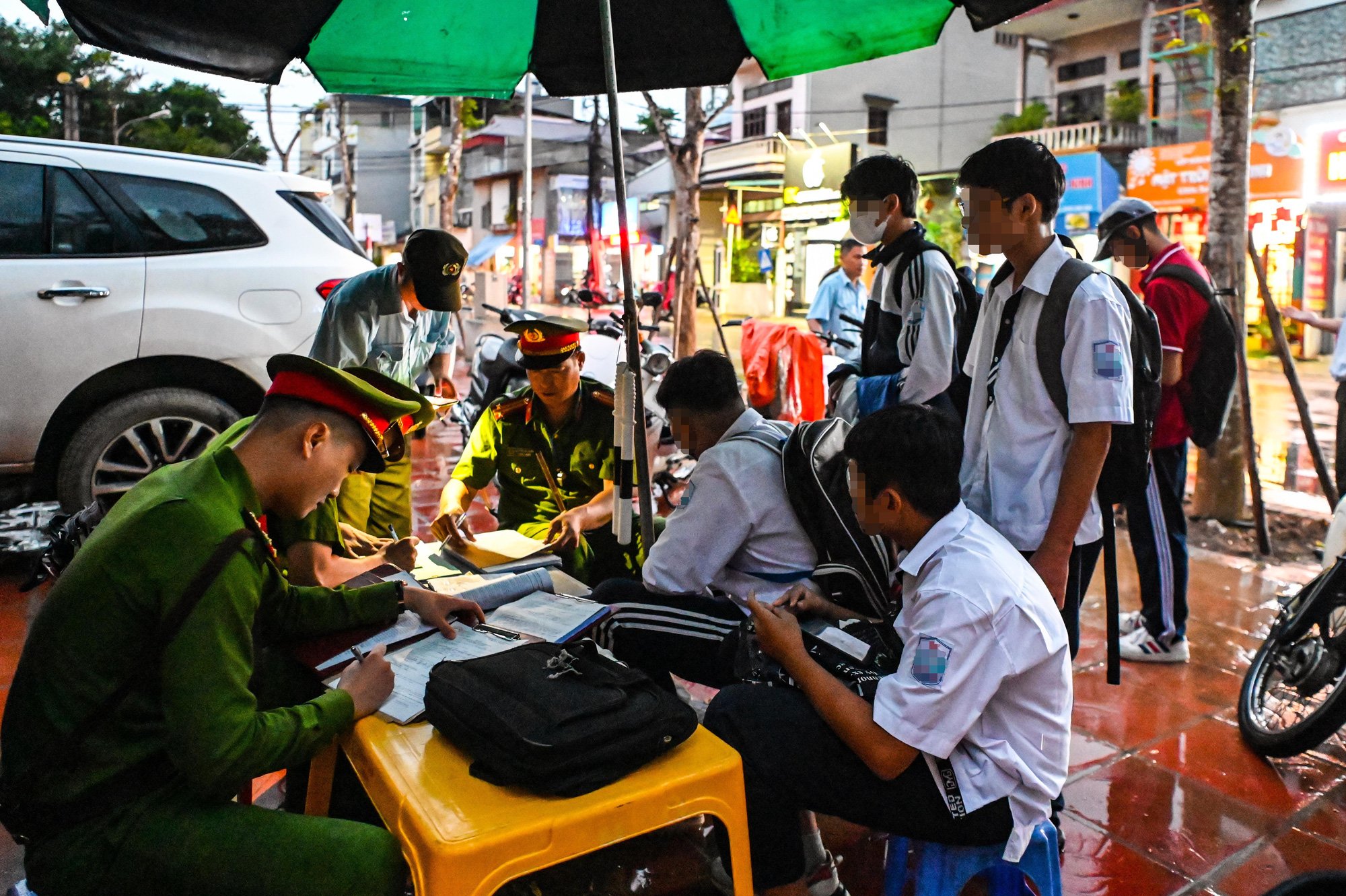 Cao điểm xử lý vi phạm giao thông với học sinh: Phụ huynh xếp hàng chờ cảnh sát lập biên bản - Ảnh 1.