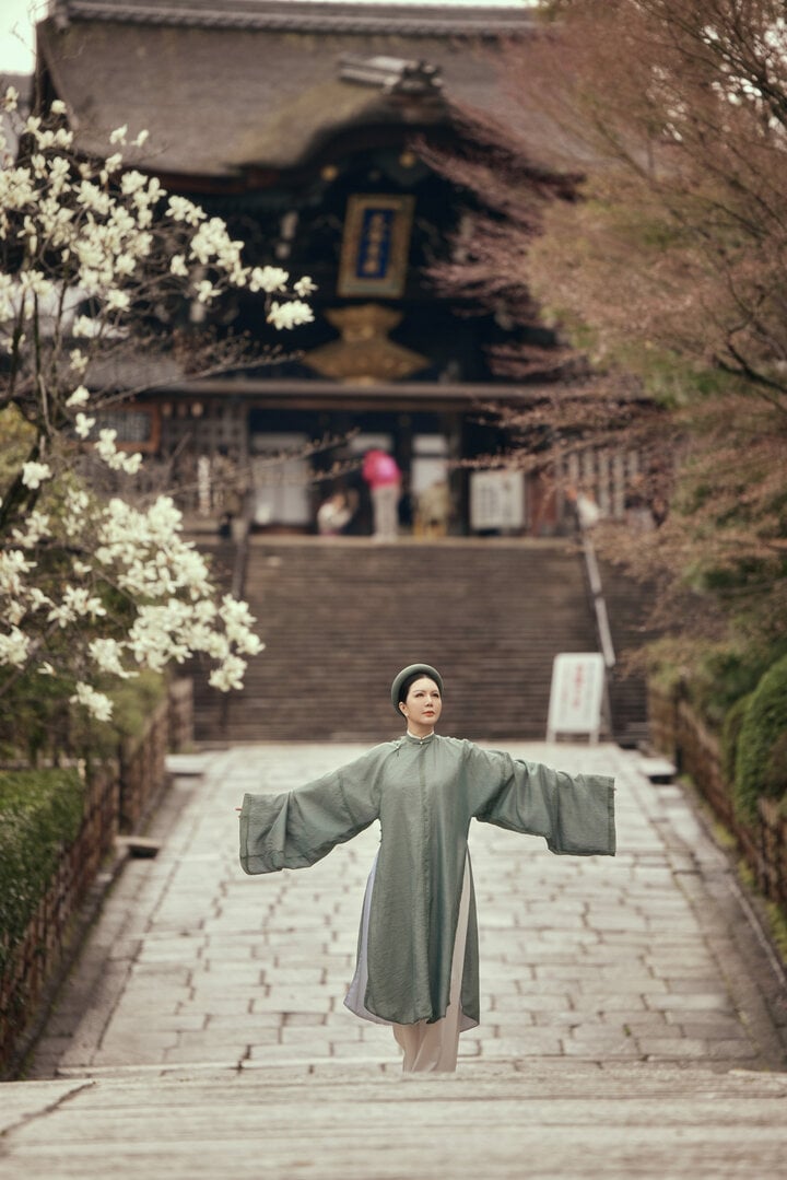 In addition to traditional costumes, Dinh Hien Anh's wardrobe has more than 100 ao dai sets from old-decade designs to modern designs with a variety of colors and materials. She often goes to ao dai designers to have them tailored to her measurements. Among them, the 1930s ao dai is her favorite design because it is suitable for many situations: performing, attending events or walking around town, going to festivals... The female singer owns more than 10 1930s ao dai with 10 different color tones.