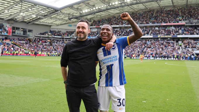 L'entraîneur De Zerbi et le défenseur Pervis Estupiñán célèbrent la victoire 3-1 contre Southampton au stade Amex le 21 mai. Photo : Twitter / @OfficialBHAFC