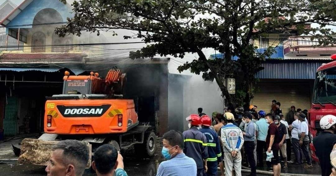 경찰, 화재 진압 위해 굴삭기 사용해 자물쇠 깨고 집 화재 진압