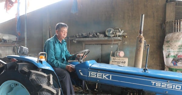 Un agricultor inventó una desmalezadora de maní y una sembradora de semillas en Long An, y todo el pueblo quedó impresionado con la máquina.