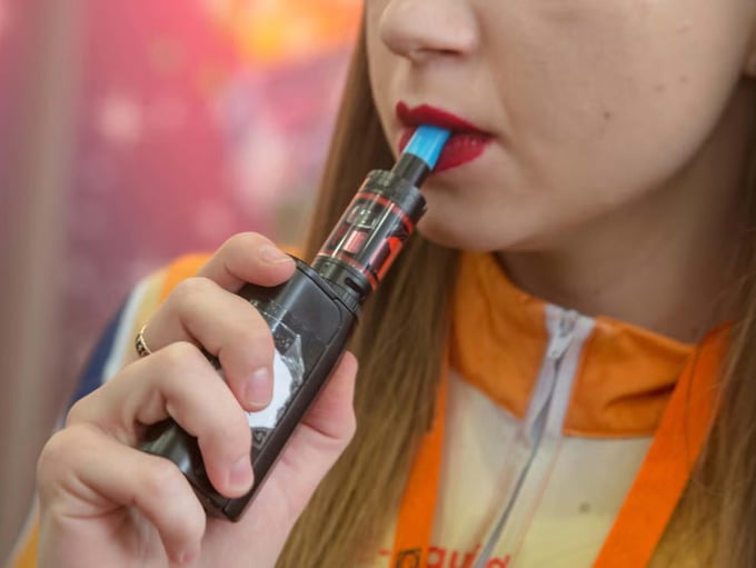 Una niña está fumando un cigarrillo electrónico. Foto: Independiente