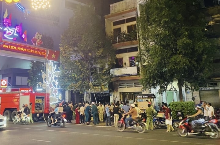 Un pyromane a incendié deux maisons, se tuant et brûlant gravement trois autres personnes - 1