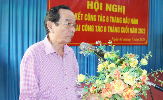 The Truong Son - Ho Chi Minh Trail Traditional Association of the province presented more than 2,100 gifts to poor members.