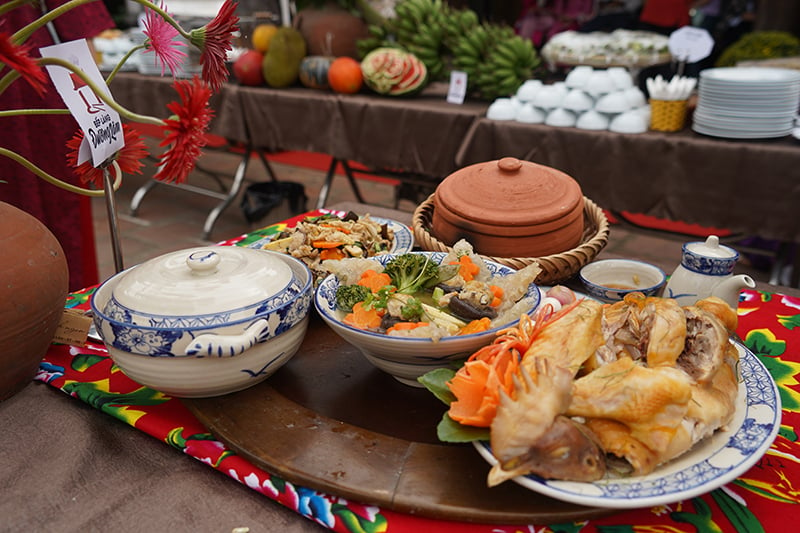 En la comida campestre el plato principal tiene puede ser plato de pollo Caña de azúcar dulce y fragante o carne asada dorada, fragante a la nariz. Foto: Internet.