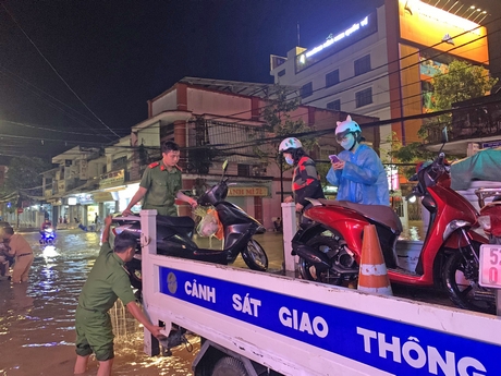 Vinh Long City Police in collaboration with youth union members of wards 1, 4 and 9 regulate traffic, using specialized vehicles to transport people and vehicles through flooded sections. Photo: NGUYEN THINH