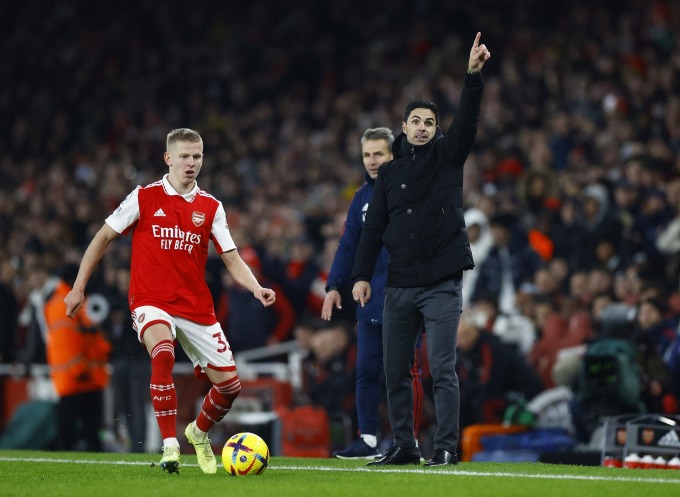 Việc Arteta trọng dụng những cầu thủ đá cánh bó vào trung lộ như Zinchenko giúp lối chơi của Arsenal trở nên biến hóa, khó lường và hiệu quả hơn. Ảnh: AFP