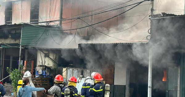 Cháy dãy nhà kho chợ đầu mối Đền Lừ