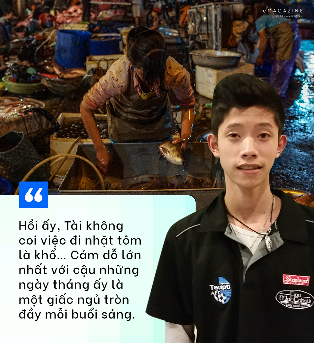 El niño que recogía camarones caídos en el mercado mayorista de Long Bien se convirtió en un excelente programador. Cậu bé nhặt tôm rơi ở chợ đầu mối Long Biên trở thành lập trình viên xuất sắc