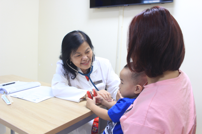 Les enfants sont examinés au département de pédiatrie du système hospitalier général de Tam Anh. Photo : Moc Thao