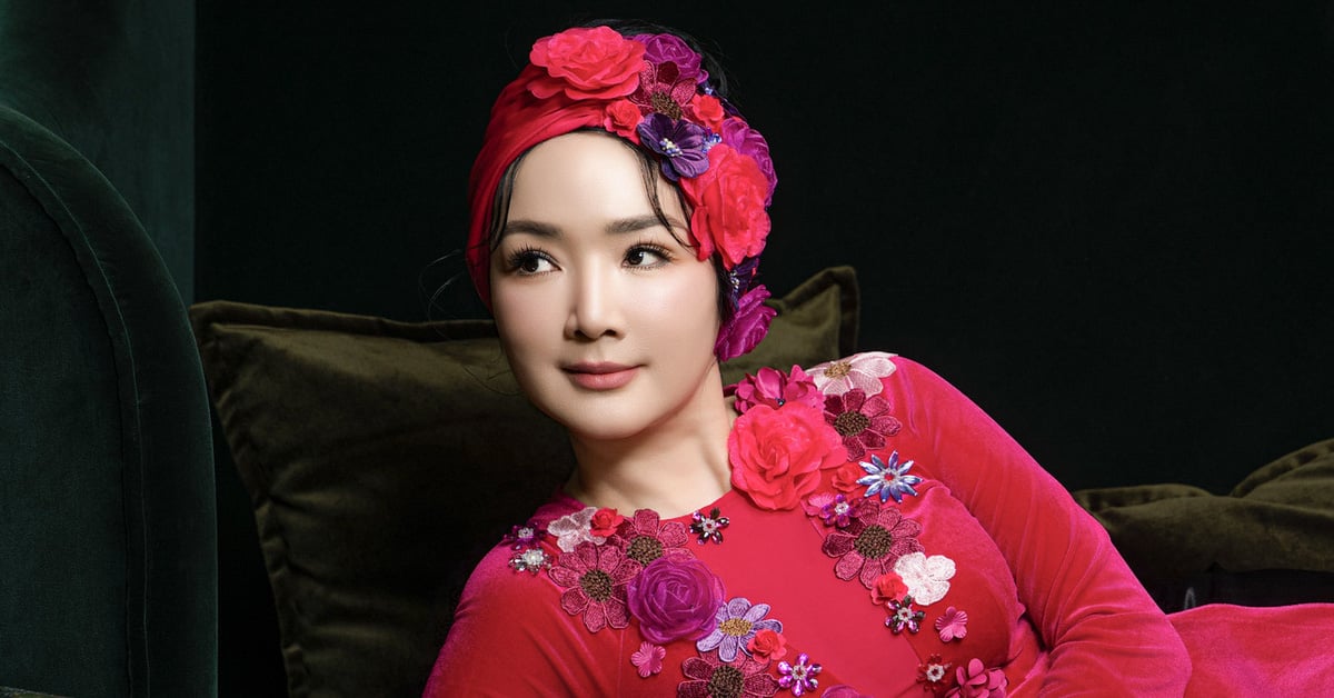 Giang My porte l'ao dai « Sac hoa mau nho » de Vo Viet Chung