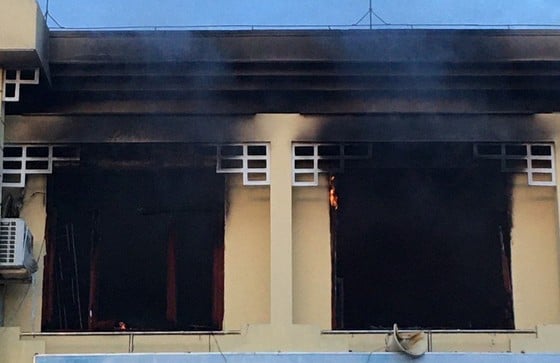 Quang Ngai: Incendio en la sala de archivos de una escuela secundaria, foto 2