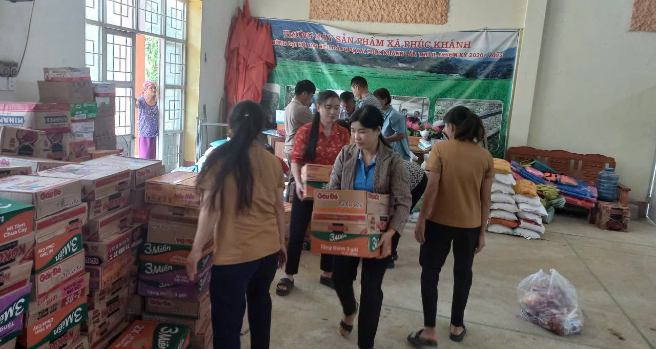 Warming gift from Lang Nu sent to Le Thuy flood center